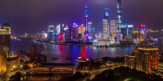 航拍上海城市天际线和摩天大楼，上海现代城市的夜晚在中国黄浦江上，航拍超视距4K。