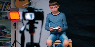 一个儿童摄影师写了一个关于摄影的视频博客。