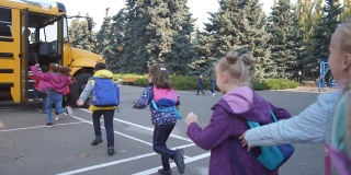 学生们在下课后高兴地跑上公共汽车