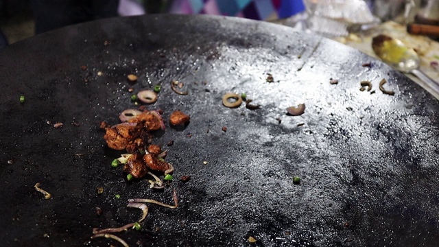 在一个大煎锅上和洋葱一起炸的小块鸡肉，用来做烤肉卷