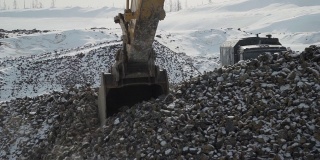 在石油生产的建筑工地，挖掘斗捕捉石头