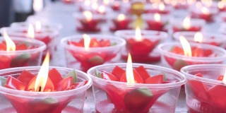 桌上放着红莲花蜡烛。祈祷好运。中国新年。中国的寺庙。