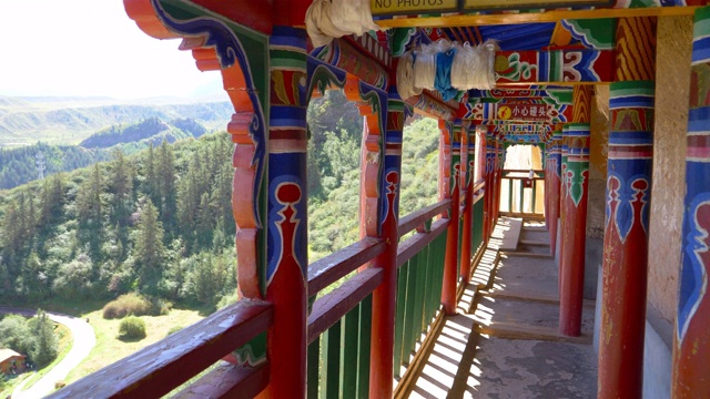 中国甘肃张掖马地寺古石窟内部和美丽的自然景观景观。