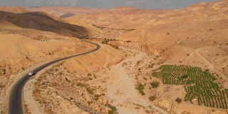 沙漠山丘上的高速公路，用无人机拍摄。空旷的公路，美丽的自然景观。中东沙漠中的国王公路。