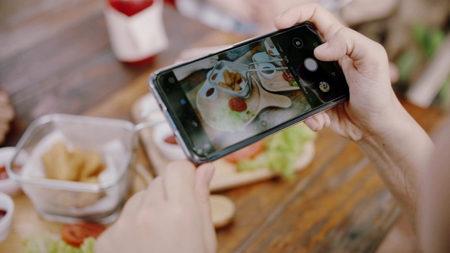 库珀:一名女子用智能手机拍摄食物