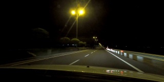 透过汽车挡风玻璃看到的夜间道路
