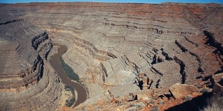 在犹他州的鹅颈州立公园，圣胡安河在岩石中凿出了一条路