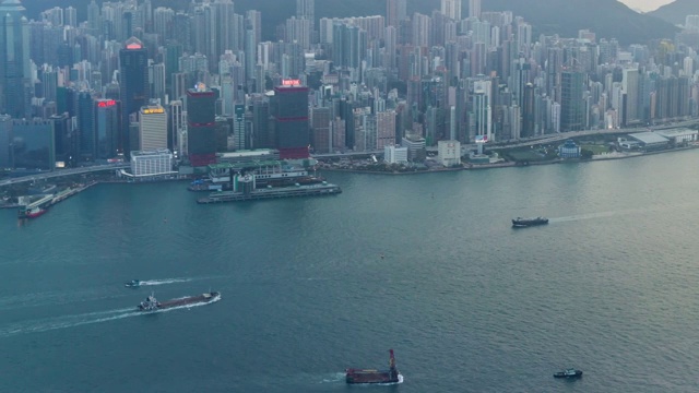 4K时间推移:香港维多利亚港的白天到夜晚的黄昏