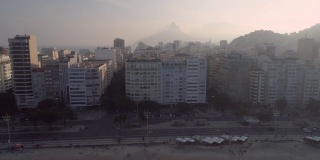 从巴西里约热内卢科帕卡巴纳海滩的建筑上飞回来，展示大西洋的背景