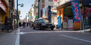 在日本东京品川东岸吉座购物街，挤满了游客