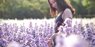 亚洲女人走在花的田野