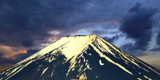 富士山覆盖着积雪，可以