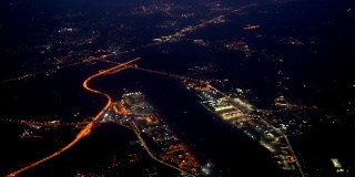 飞过夜晚的城市。俯视图的现代大都市