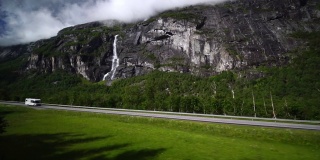 从火车窗口看到的挪威山区景观和房车露营车。挪威劳马铁路观光列车。