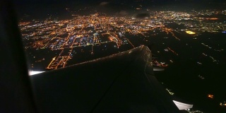 城市上空飞机的夜景鸟瞰图