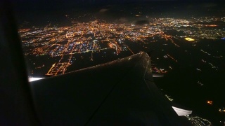 城市上空飞机的夜景鸟瞰图视频素材模板下载