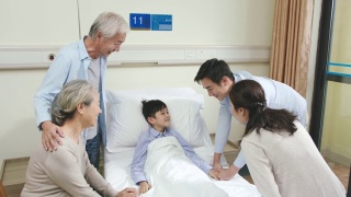 亚洲父母和祖父母去医院探望孩子视频素材模板下载