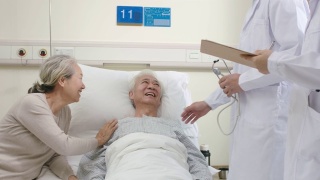 亚洲医生通知年长病人检测结果视频素材模板下载