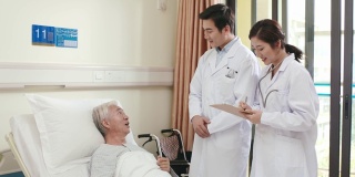 亚洲医生巡视和与老年病人交谈