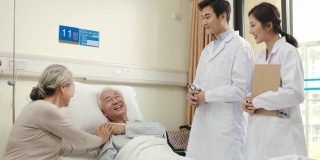 亚洲医生在病房检查高级病人