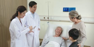 亚洲医生与老年病人和家属交谈