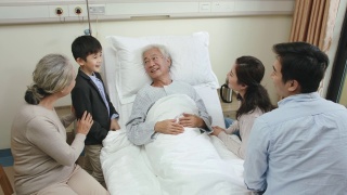 一家亚洲人去医院看望爷爷视频素材模板下载