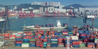 4K时间延时:拖船拖着集装箱船从装货码头为业务物流，进出口，航运或运输。