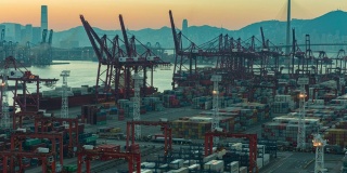 4K延时黎明:码头商业港口的集装箱货物仓库活动和工作起重机桥装卸集装箱，为企业物流，进出口，航运或运输。