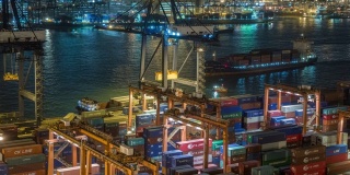 4K延时:码头商埠的集装箱货物仓库和工作吊车桥在夜间装卸集装箱，用于商业物流、进出口、运输。