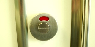 红色“关闭”标志的厕所门锁会变成绿色“打开”标志。