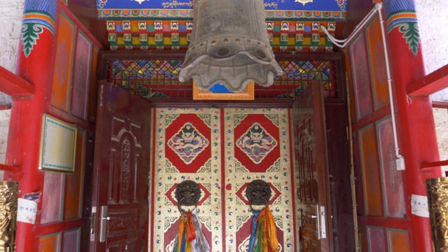 美丽的室内绘画，藏传佛教寺院周围的大寺在中国青海。