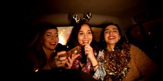 三个朋友在出租车上玩他们去聚会的路上