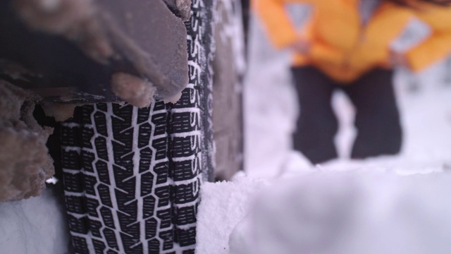 汽车观点。在雪地里开车。汽车在路上抛锚了。在恶劣的天气下，汽车会在偏僻的地方抛锚。汽车保险。一个女人在路上。