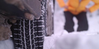 汽车观点。在雪地里开车。汽车在路上抛锚了。在恶劣的天气下，汽车会在偏僻的地方抛锚。汽车保险。一个女人在路上。