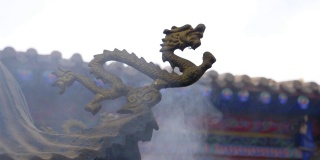 中国青海省西宁市南山寺，空气中烟雾缭绕，龙雕缭绕。
