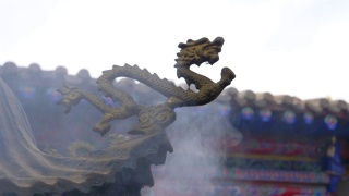 中国青海省西宁市南山寺，空气中烟雾缭绕，龙雕缭绕。视频素材模板下载