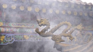 中国青海省西宁市南山寺，空气中烟雾缭绕，龙雕缭绕。视频素材模板下载