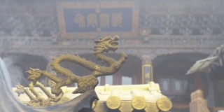 中国青海省西宁市南山寺，空气中烟雾缭绕，龙雕缭绕。