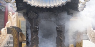 中国青海省西宁市南山寺的烟雾和香炉。