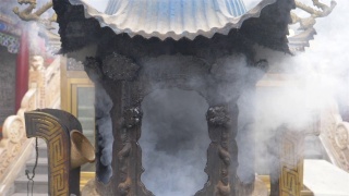 中国青海省西宁市南山寺的烟雾和香炉。视频素材模板下载