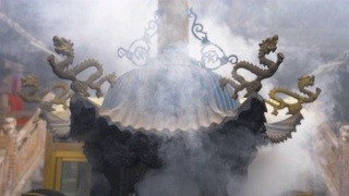 中国青海省西宁市南山寺的烟雾和香炉。视频素材模板下载