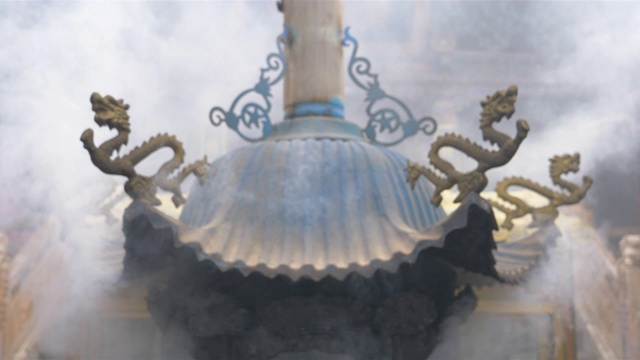 中国青海省西宁市南山寺的烟雾和香炉。