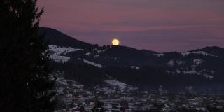 美丽的月亮在山上流逝