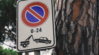 路标。交通标志车辆禁止停车。视频素材模板下载