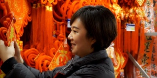 女性选择中国结庆祝中国的春节