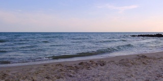 夏日里黑海的波涛在沙滩上拍打