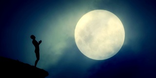 奇怪的人向月亮祈祷