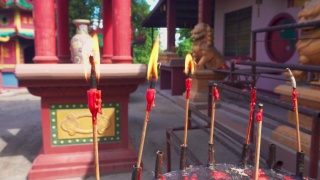 近距离燃烧的红烛熏香和烟熏香燃烧视频素材模板下载