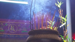 在中国寺庙烧香和烧香罐冒烟的4K视频视频素材模板下载