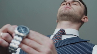 一个穿职业装的人戴着一块手表视频素材模板下载